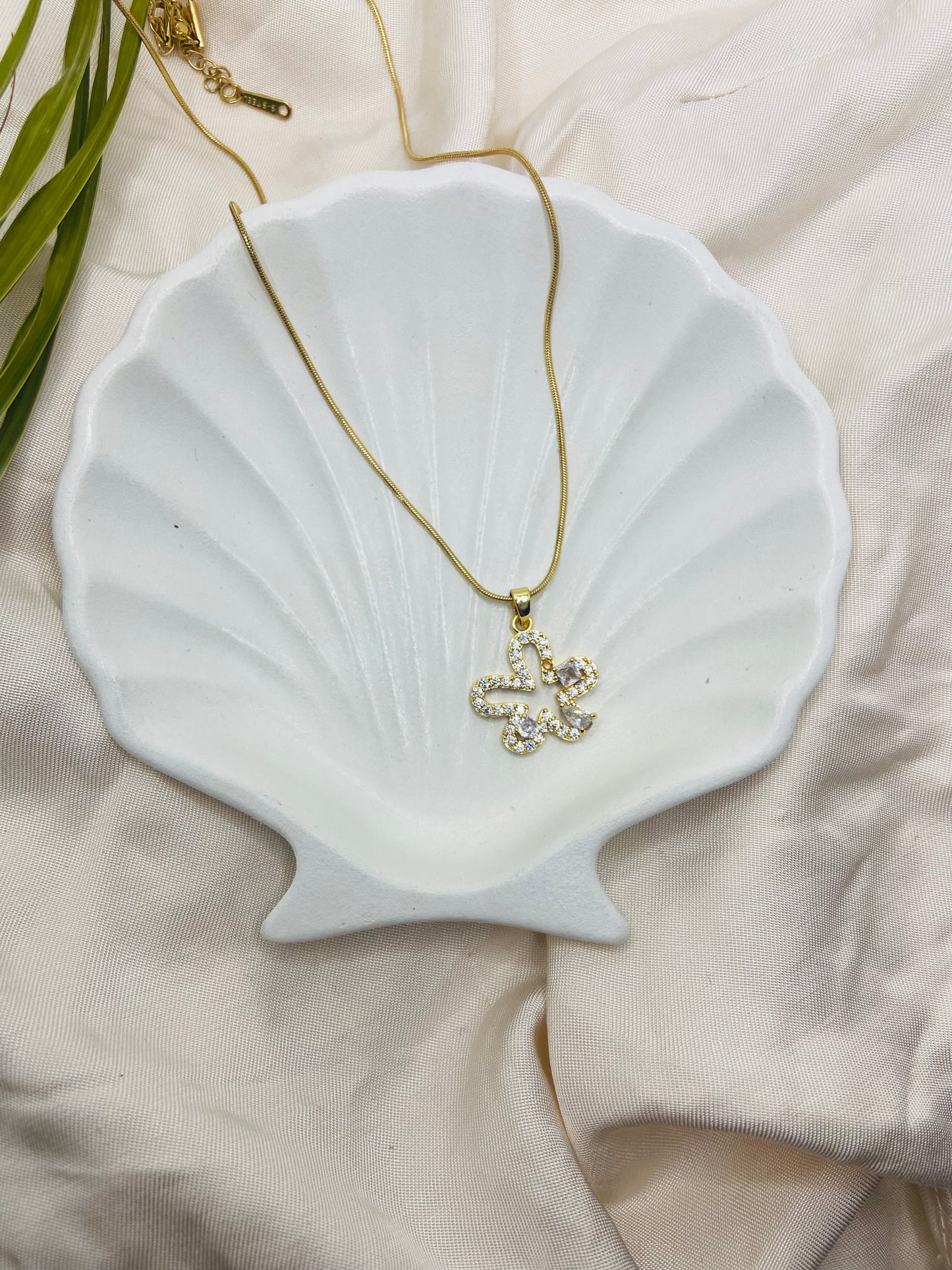 Delicate Flower Pendant Chain