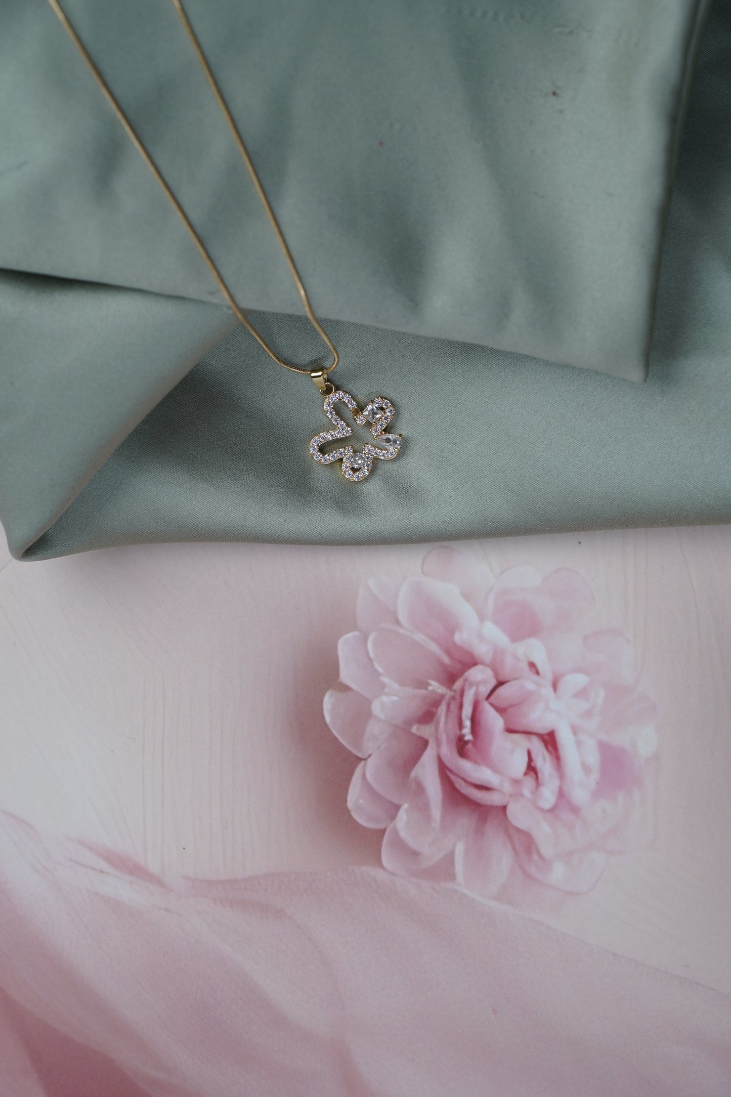 Delicate Flower Pendant Chain